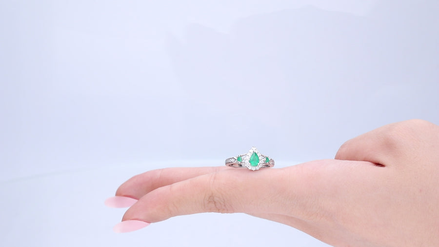 Exquisite Charm: Gia 14K White Gold Pear-Cut Emerald Ring